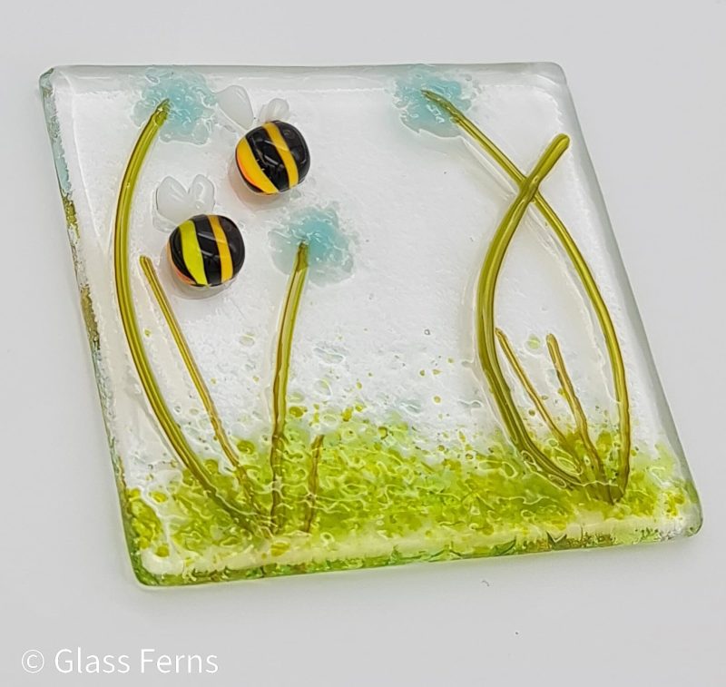 Keepsake fused glass blank card featuring two cute bees in amongst turquoise pom-pom flowers
