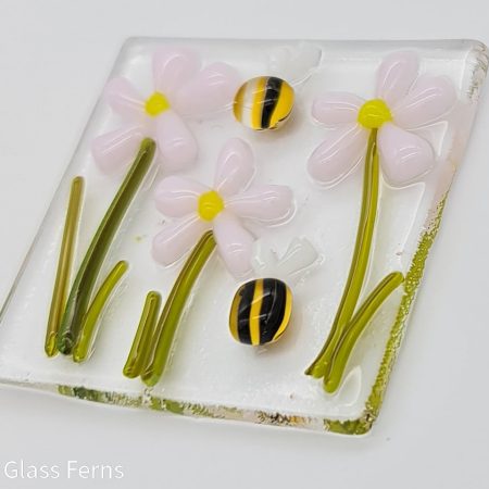 Keepsake fused glass blank card featuring pale pink daisies and a pair of cute buzzing bees