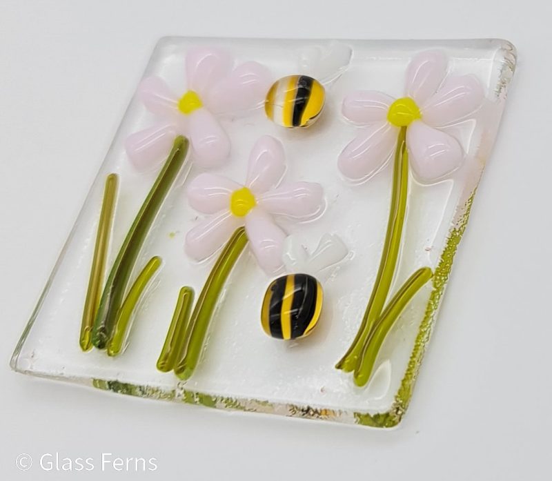 Keepsake fused glass blank card featuring pale pink daisies and a pair of cute buzzing bees