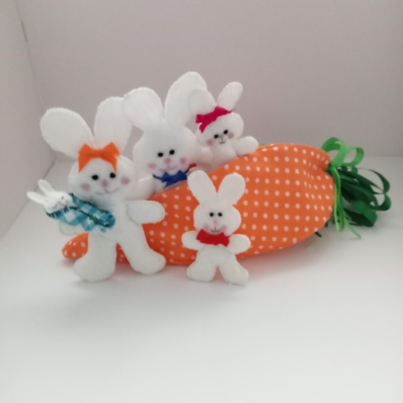 Bunny family with Carrot home - Traditional - Gift - Easter - Vintage