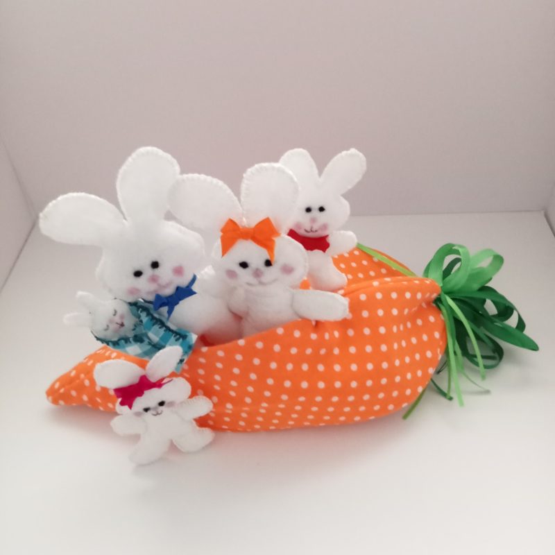 Bunny family with Carrot home - Traditional - Gift - Easter - Vintage