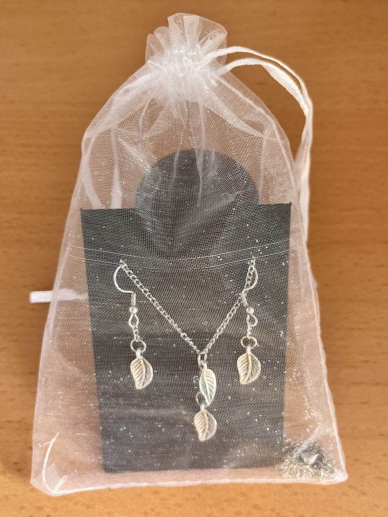 Leaf design pendant set