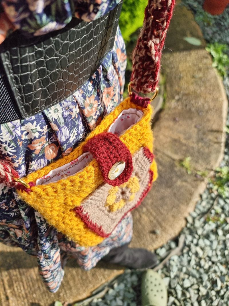 Crochet phone shoulder bag