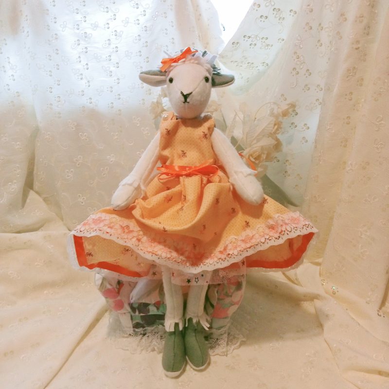 Maisie Lamb OOAK - Ambitious lamb, she dreams of great things. Soft sculptured figurine Handmade.