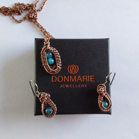 Handmade copper earring and necklace set with blue Neon Apatite beads. Eco gift box and free delivery.