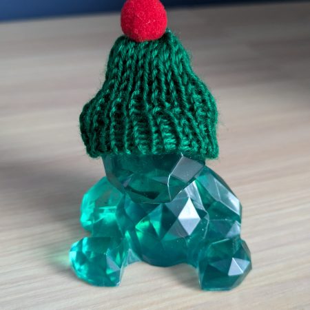 Resin bears come in various colours with various accessories - Image 7