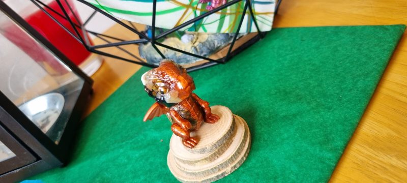 Standing resin and gems ornamental dragons 'Hugo'