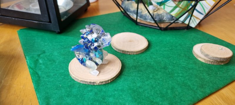 Standing resin and gems ornamental dragons 'Hugo'