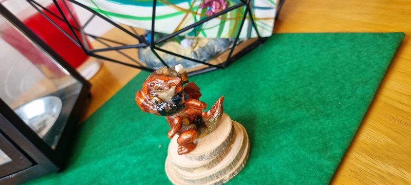 Standing resin and gems ornamental dragons 'Hugo'