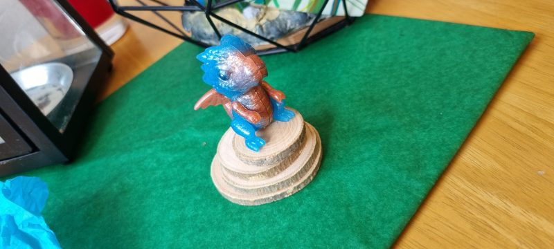 Standing resin and gems ornamental dragons 'Hugo'