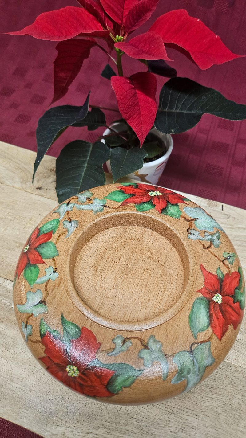 Wooden candle holder with poinsettia & ivy