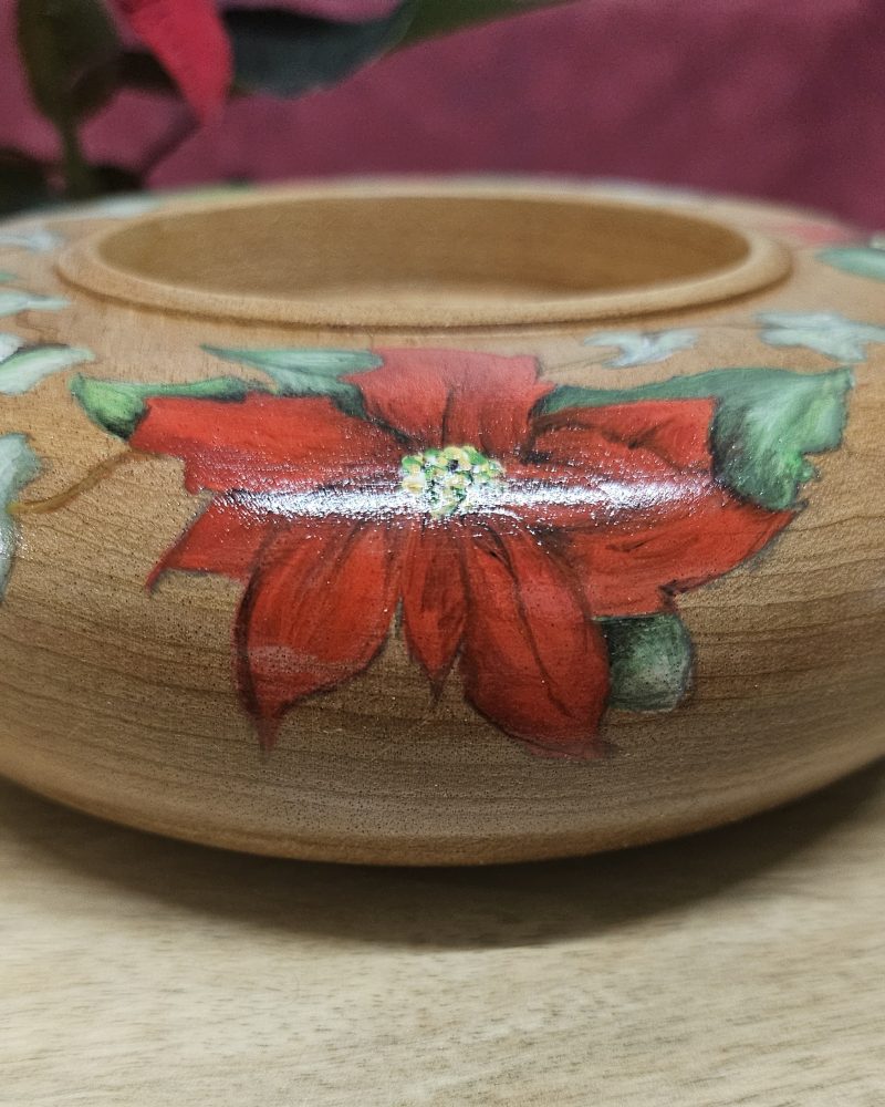 Wooden candle holder with poinsettia & ivy