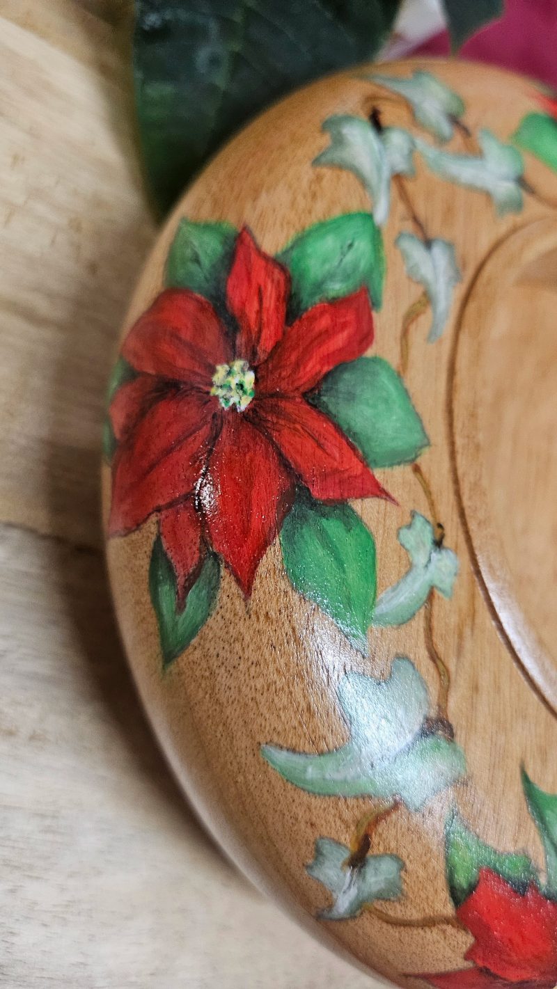 Wooden candle holder with poinsettia & ivy