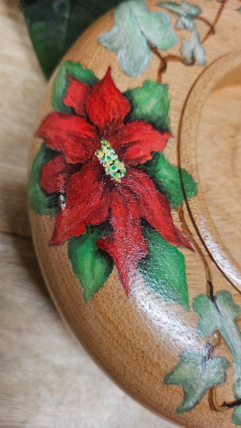 Wooden candle holder with poinsettia & ivy