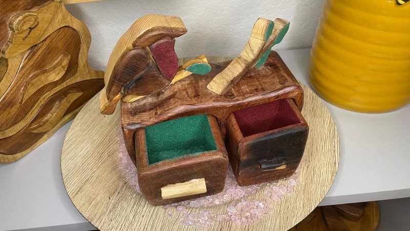 Robin Box in African Sapele Wood – Nature and Craft in Perfect Harmony