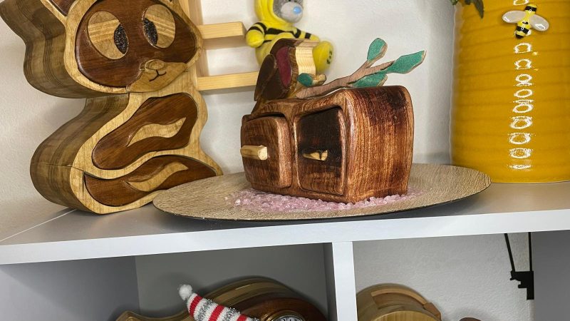 Robin Box in African Sapele Wood – Nature and Craft in Perfect Harmony