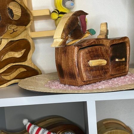 Robin Box in African Sapele Wood – Nature and Craft in Perfect Harmony