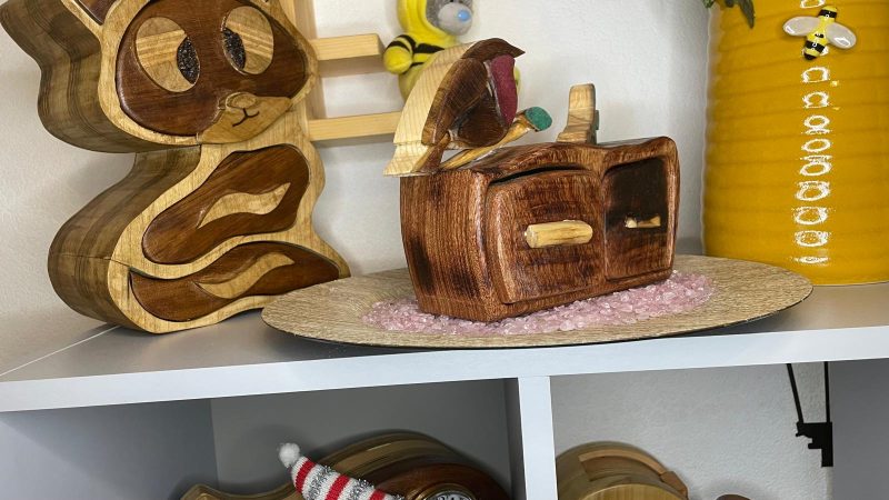 Robin Box in African Sapele Wood – Nature and Craft in Perfect Harmony