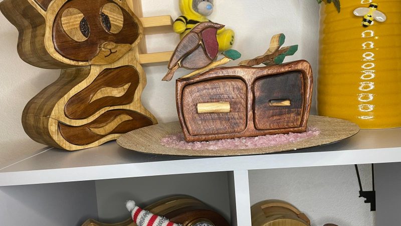 Robin Box in African Sapele Wood – Nature and Craft in Perfect Harmony