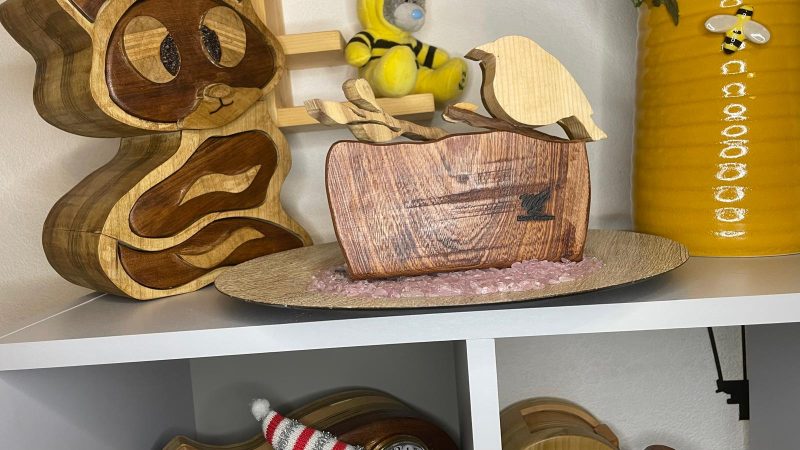Robin Box in African Sapele Wood – Nature and Craft in Perfect Harmony