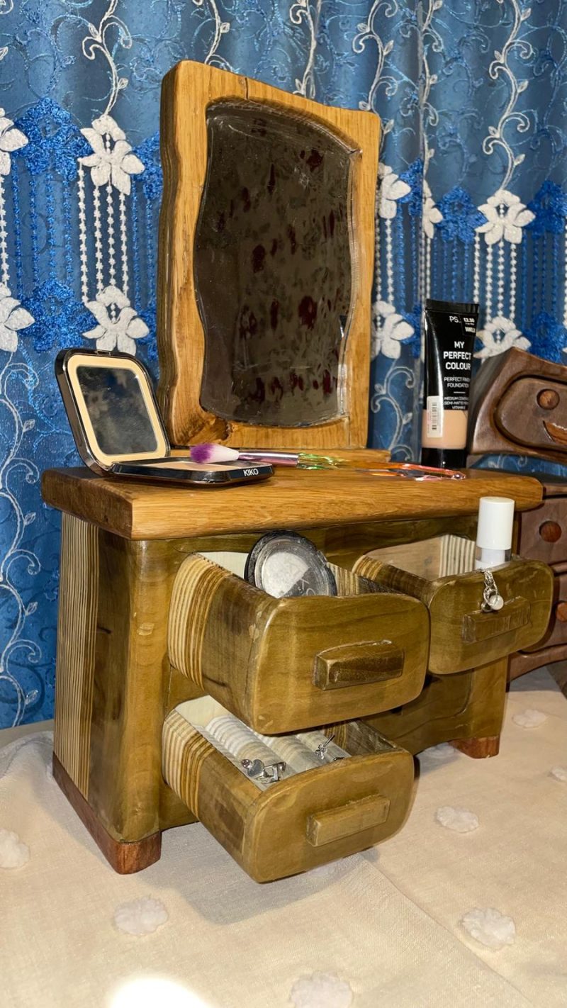 Dresser with Mirror – Retro Elegance and Timeless Charm
