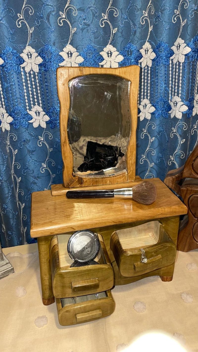 Dresser with Mirror – Retro Elegance and Timeless Charm