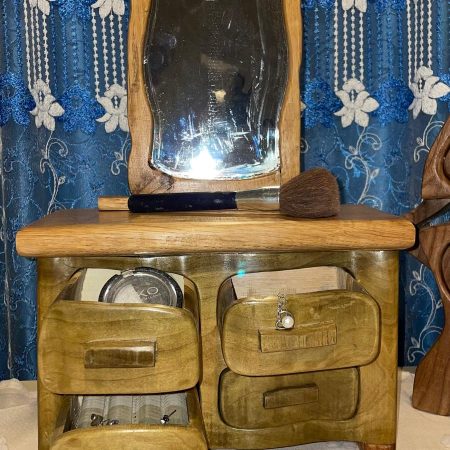 Dresser with Mirror – Retro Elegance and Timeless Charm