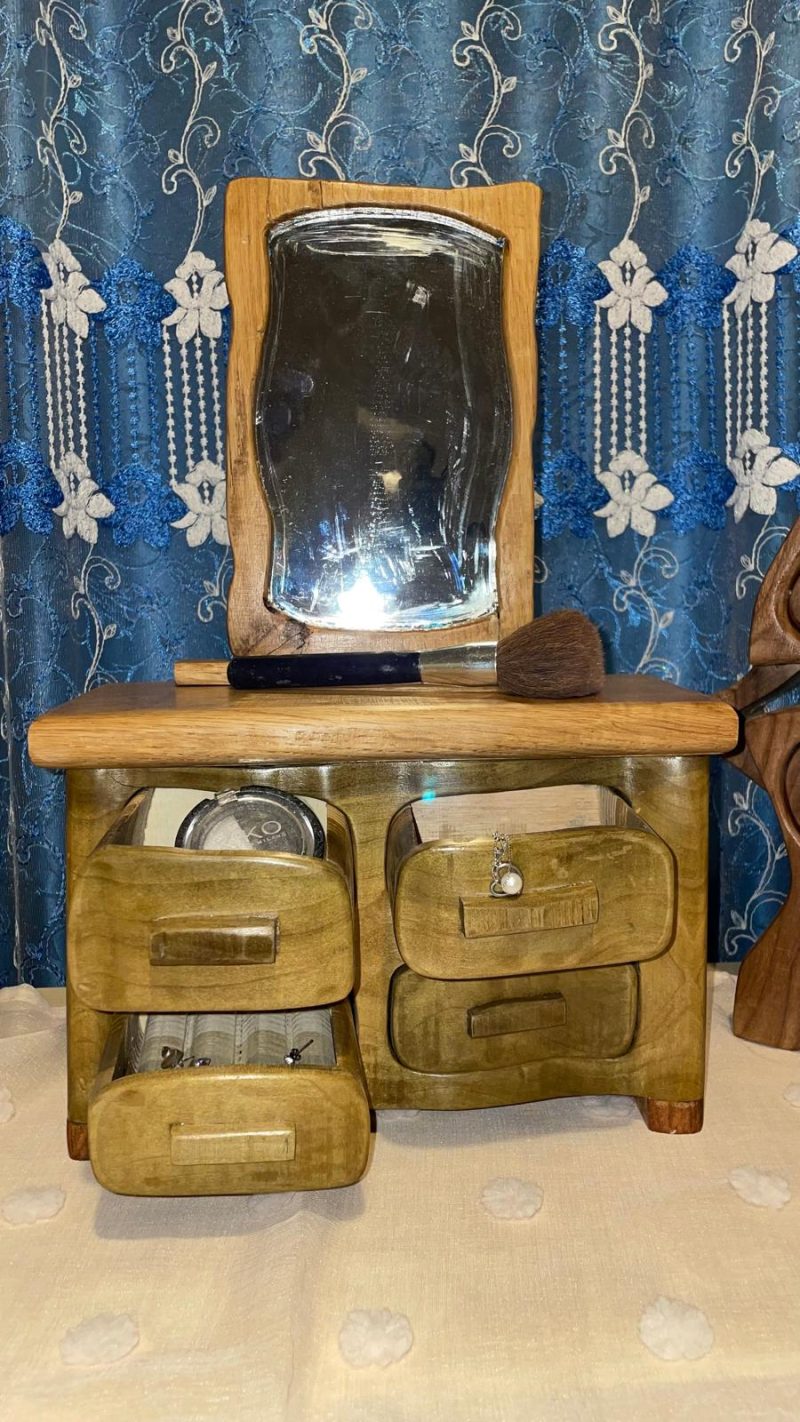 Dresser with Mirror – Retro Elegance and Timeless Charm