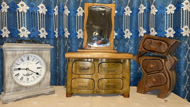 Dresser with Mirror – Retro Elegance and Timeless Charm