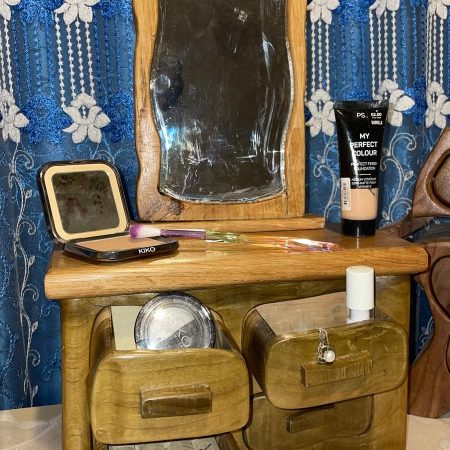 Dresser with Mirror – Retro Elegance and Timeless Charm