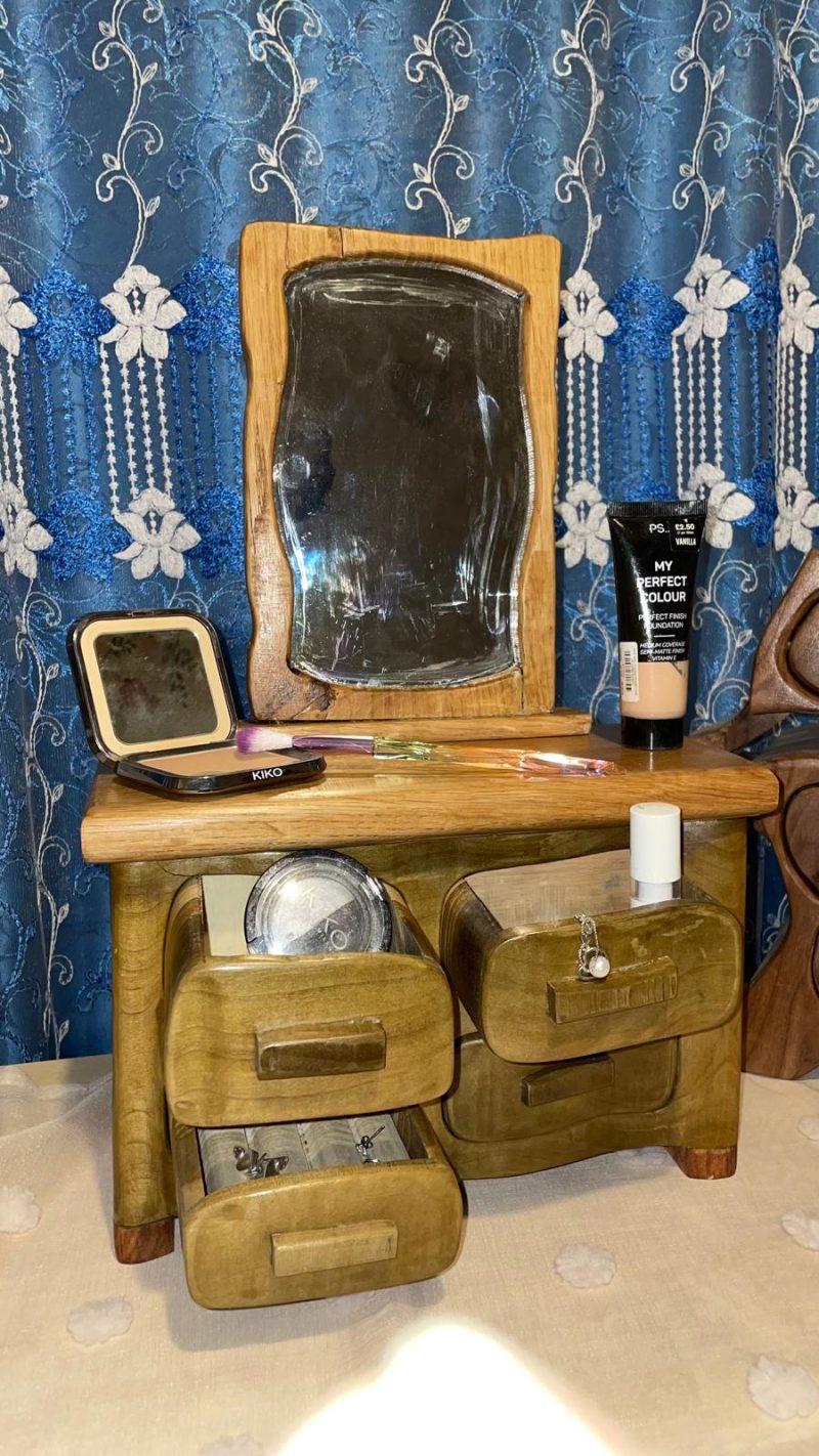 Dresser with Mirror – Retro Elegance and Timeless Charm