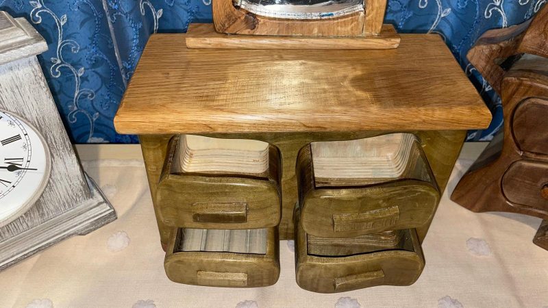 Dresser with Mirror – Retro Elegance and Timeless Charm