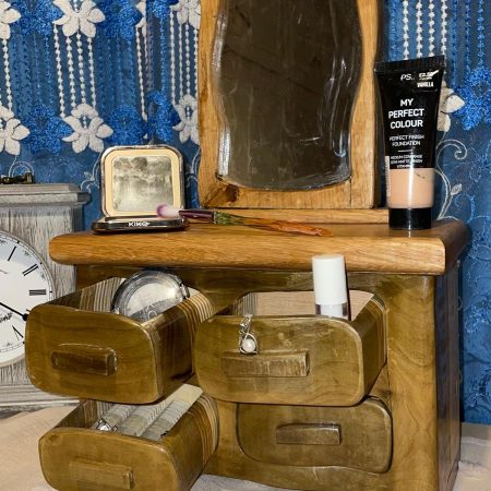 Dresser with Mirror – Retro Elegance and Timeless Charm