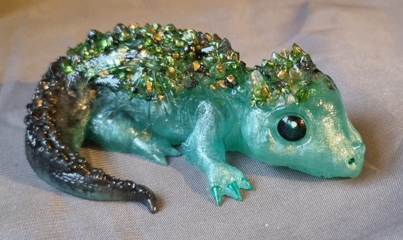 Lovable resin serpent dragon ornament 'Froggy'
