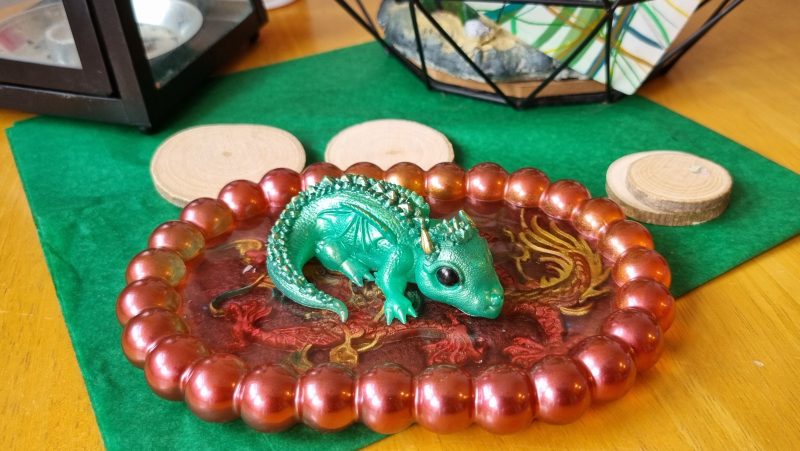 Lovable resin serpent dragon ornament 'Froggy'
