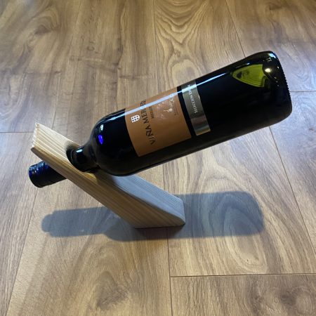 Free standing wine bottle holder