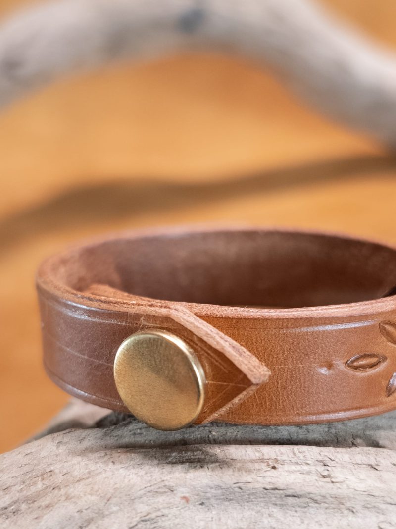 Bracelet embossed | handmade genuine leather | brown color.