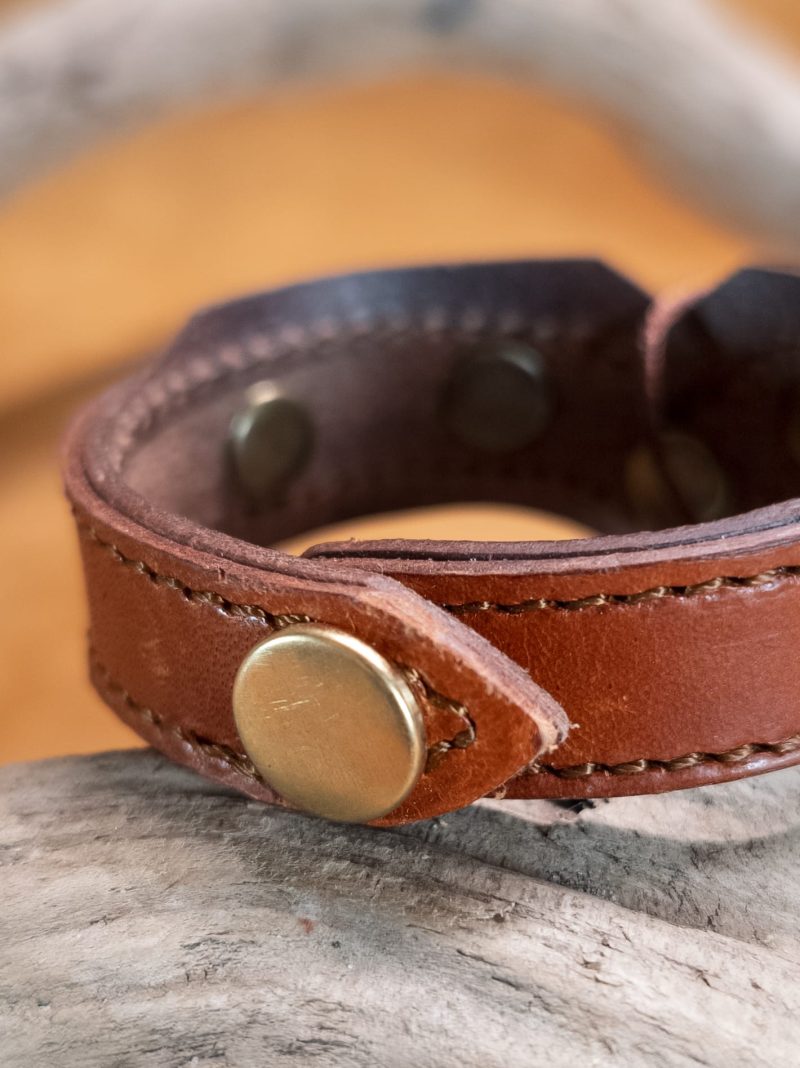 Bracelet in "V" with brass rivets | handmade genuine leather | brown and gold color.