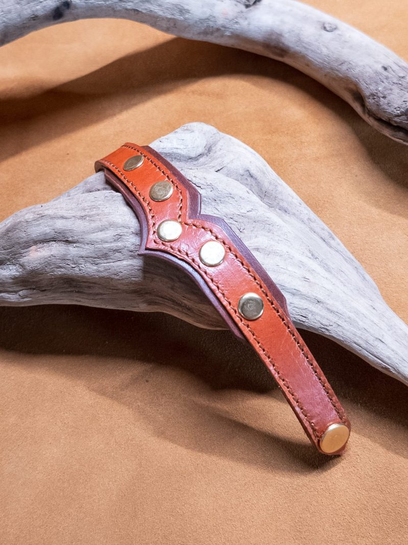 Bracelet in "V" with brass rivets | handmade genuine leather | brown and gold color.