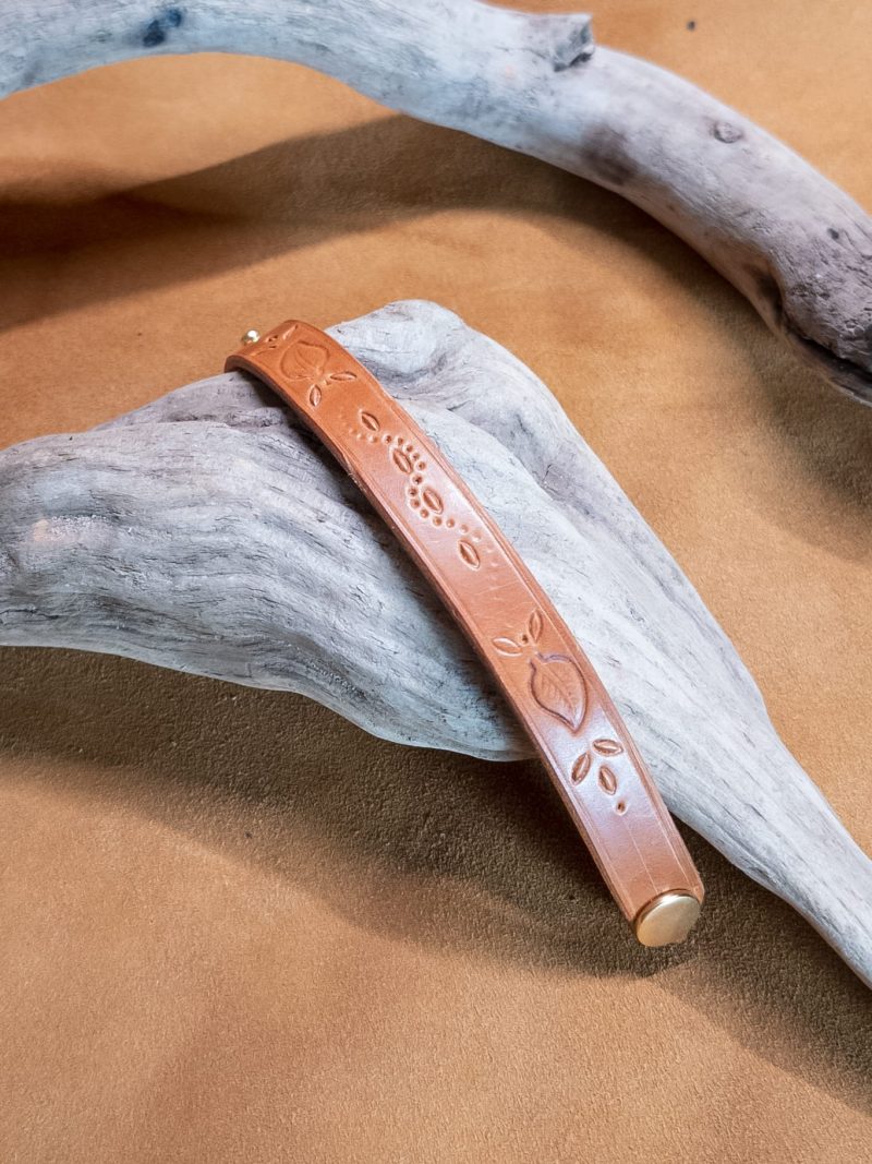 Bracelet embossed | handmade genuine leather | brown color.