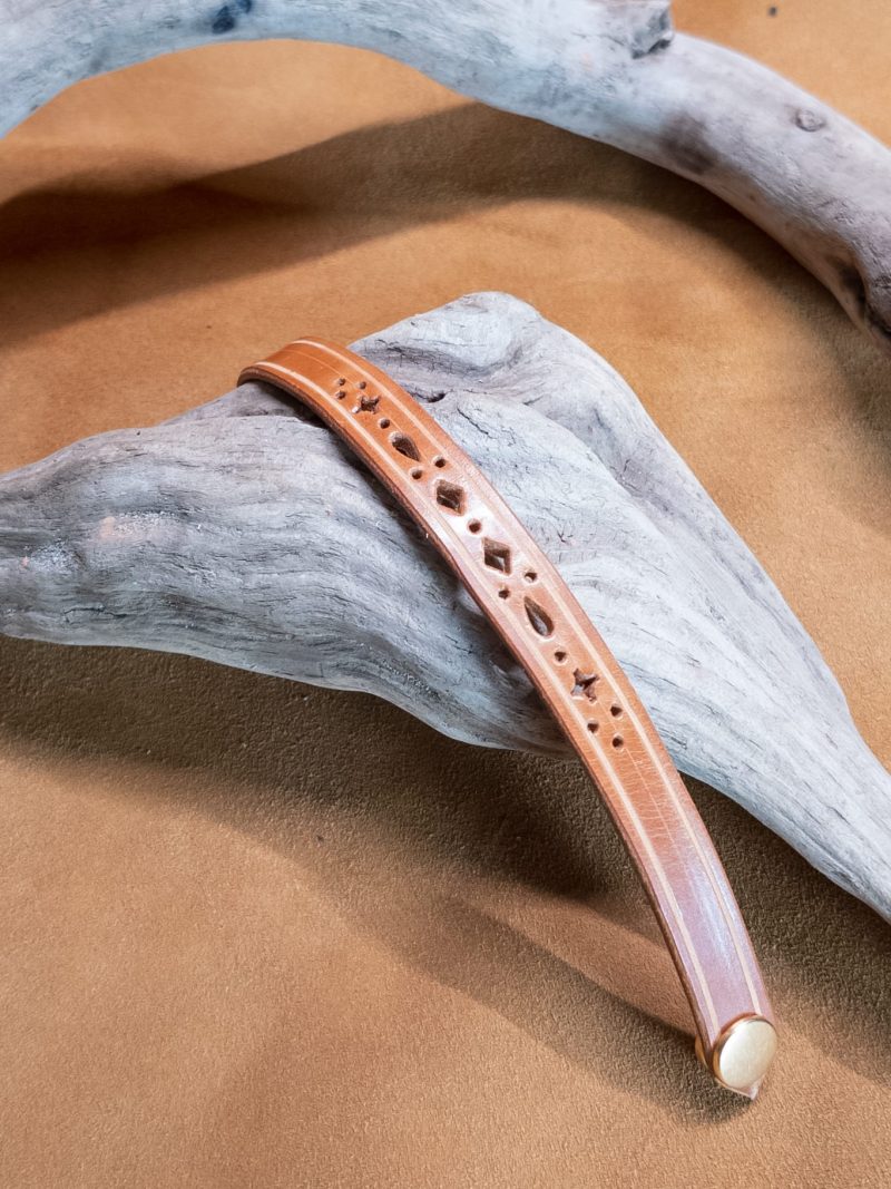 Bracelet die-cut design | handmade genuine leather | brown color.