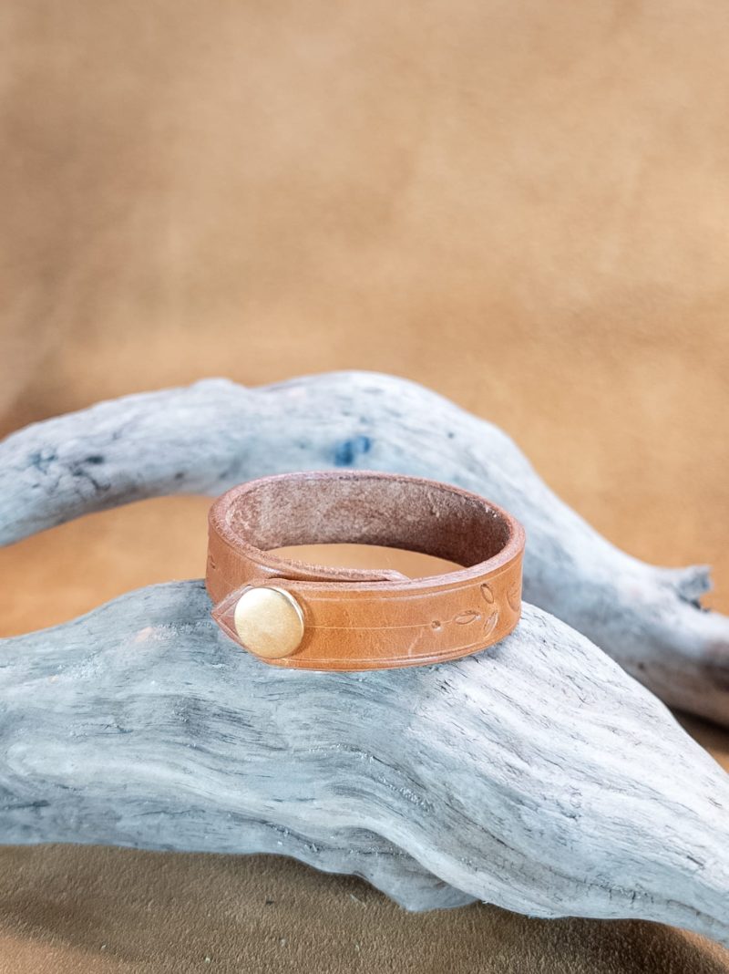 Bracelet embossed | handmade genuine leather | brown color.
