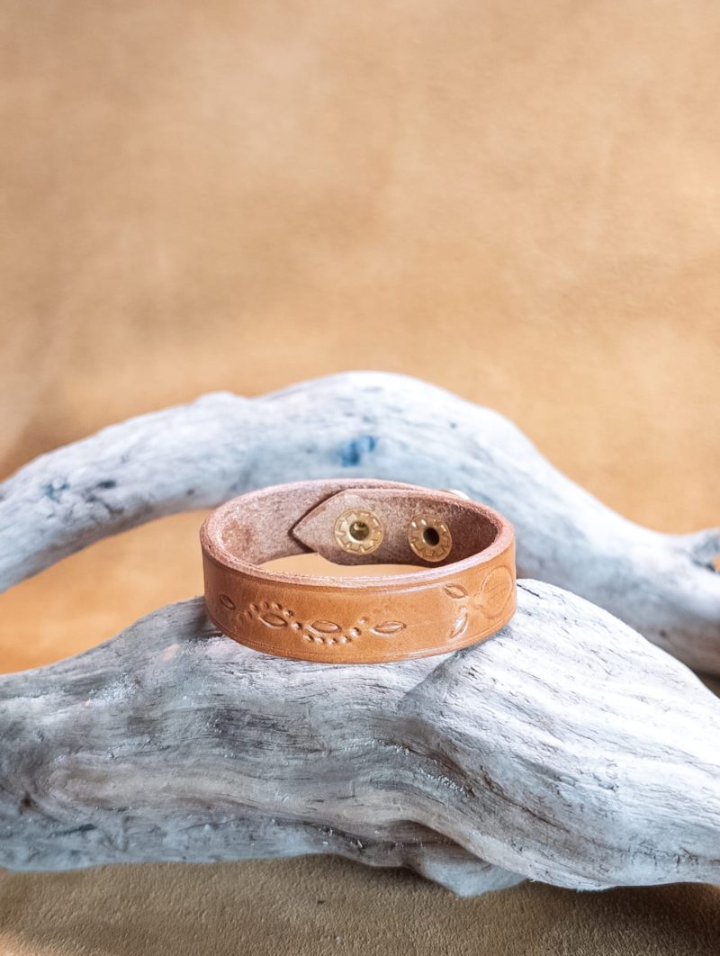 Bracelet embossed | handmade genuine leather | brown color.
