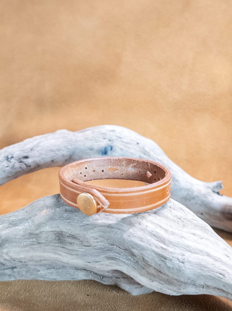 Bracelet die-cut design | handmade genuine leather | brown color.