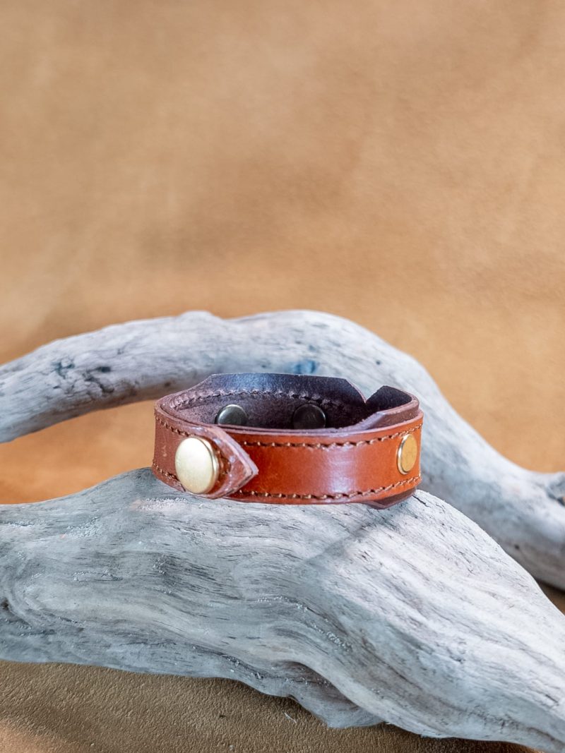 Bracelet in "V" with brass rivets | handmade genuine leather | brown and gold color.