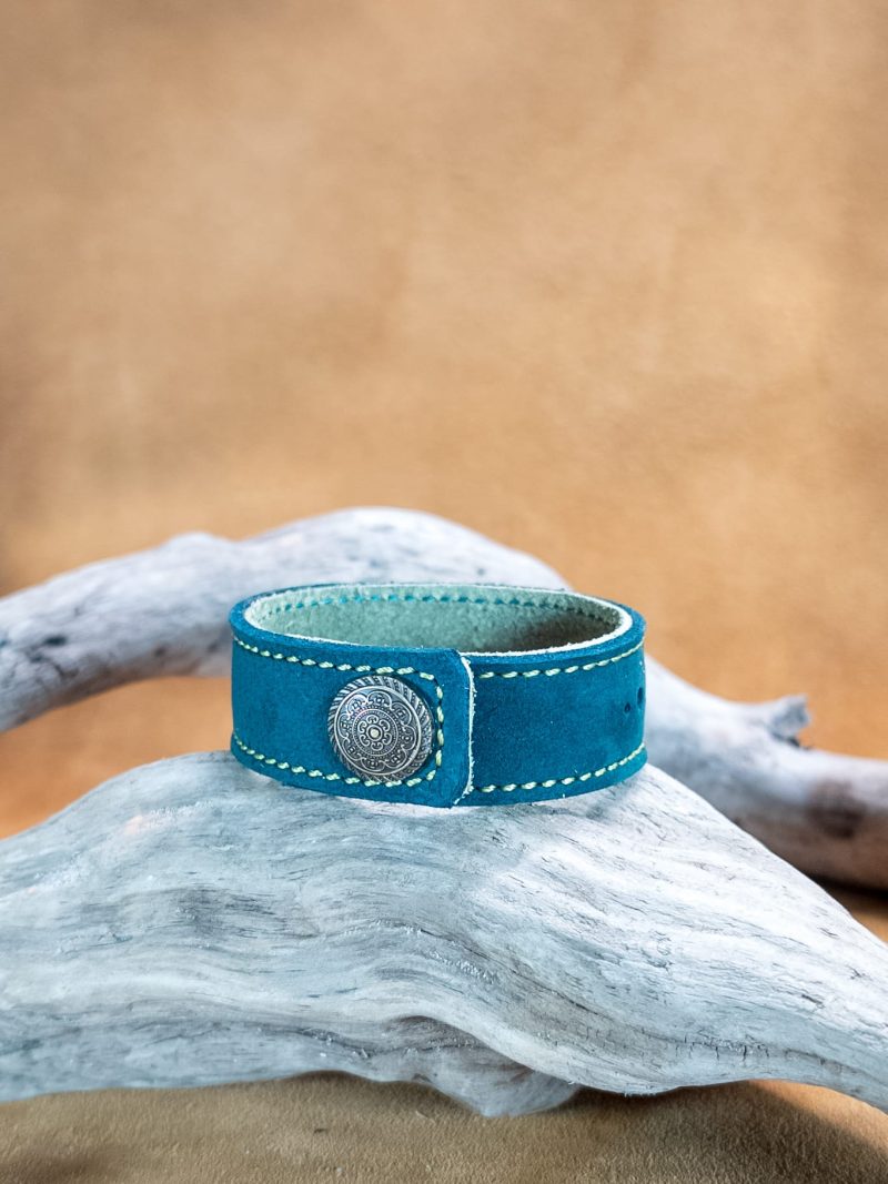 Bracelet with die-cut filigree | handmade genuine leather | double green color.