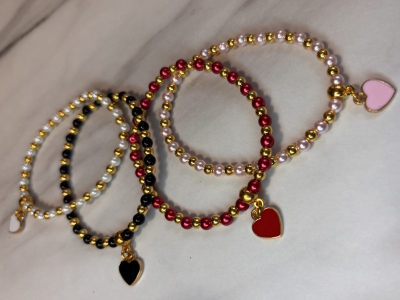 Stretch faux pearl bracelet with heart charm