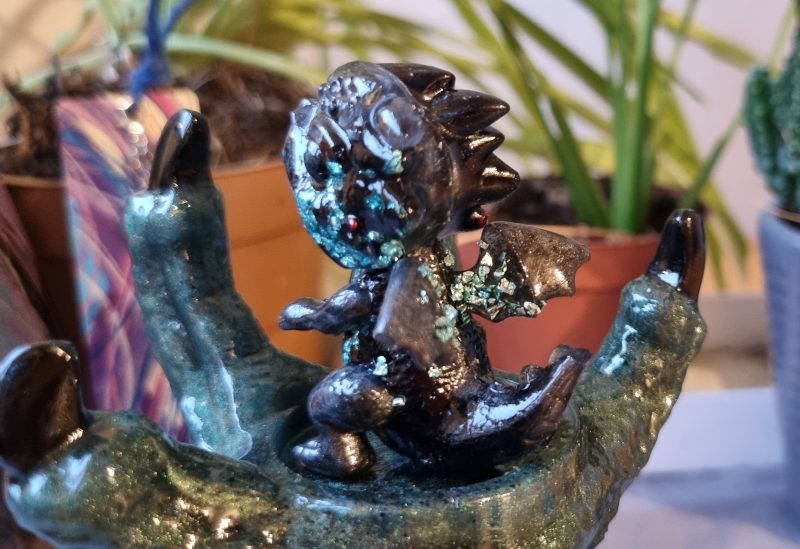 Standing resin ornamental dragons with crushed glass 'Pongo' (Copy)