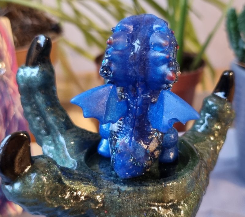 Standing resin ornamental dragons with crushed glass 'Pongo' (Copy)