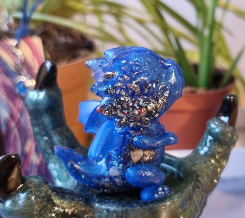 Standing resin ornamental dragons with crushed glass 'Pongo' (Copy)